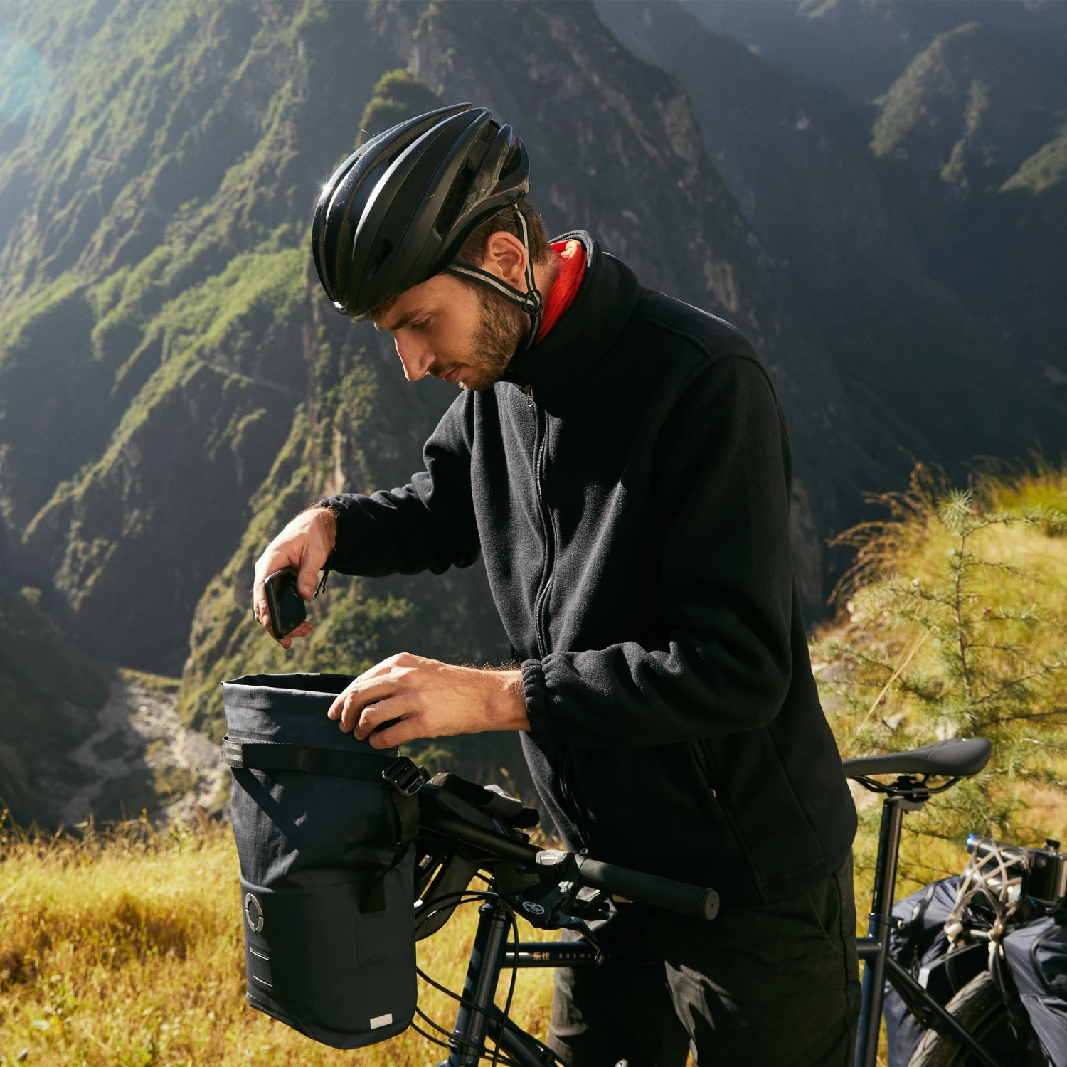 ROSWHEEL Tour 5L Handlebar Bag - Image 5